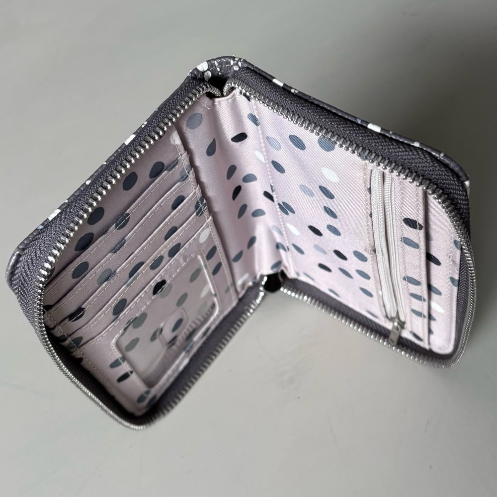 Stylish Gray Wallet With Patterned Design - image 5